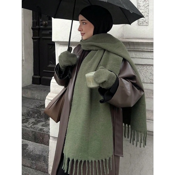 Green Wide Shawl Scarf With Tassels Fuzzy Knit - Picture 9 of 14